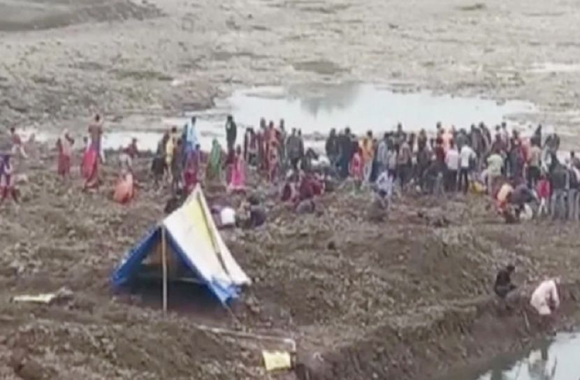 গুপ্তধনের সন্ধানে দিনরাত নদী খুঁড়ছেন গ্রামবাসী