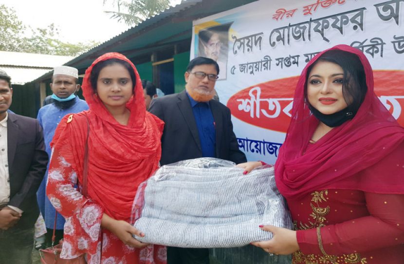 মুক্তিযোদ্ধা ও শিক্ষকদের শীত বস্ত্র দিলেন অভিনেত্রী শাহানূর
