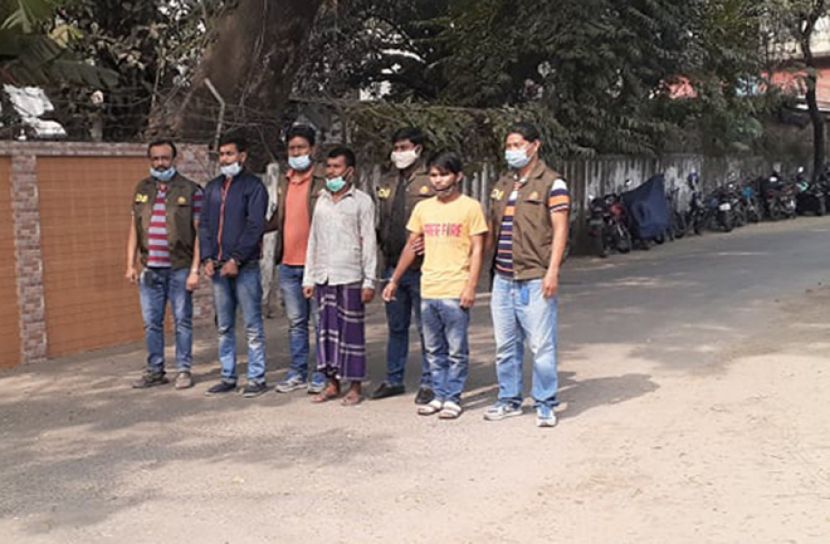 মেয়র তাপসের পরিচয়ে প্রতারণা, আটক ২