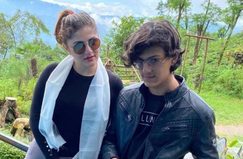 মায়ের স্বামীকে নিয়ে শ্রাবন্তীপুত্রের তীর্যক স্ট্যাটাস!