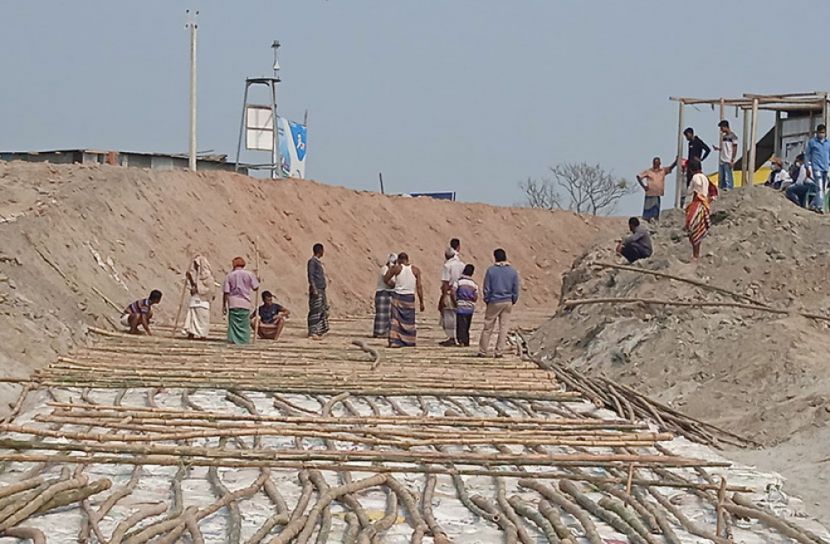 আরিচা ঘাটে বাঁশ দিয়ে নির্মিত হচ্ছে ৩৬ লাখ টাকার এপ্রোচ সড়ক