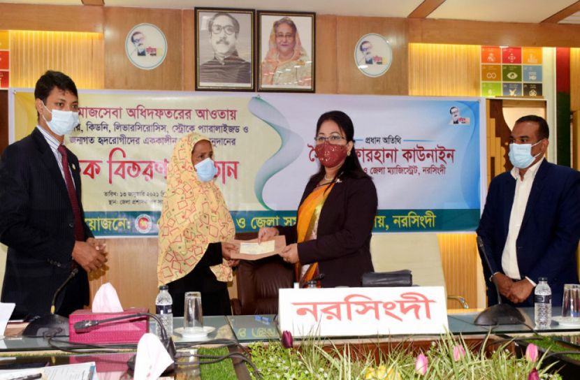 নরসিংদীতে ক্যান্সার রোগীদের অনুদানের চেক বিতরণ