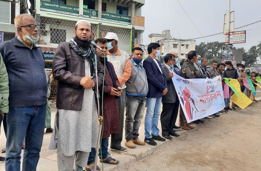 খুলনা শহরে পর্যাপ্ত গণপরিবহন চালুসহ ৫ দফা দাবিতে মানববন্ধন