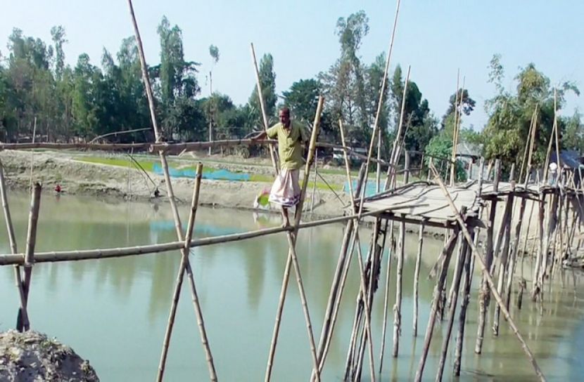 ১৫ লাখ মানুষের ভরসা ভাঙা বাঁশের সাঁকো