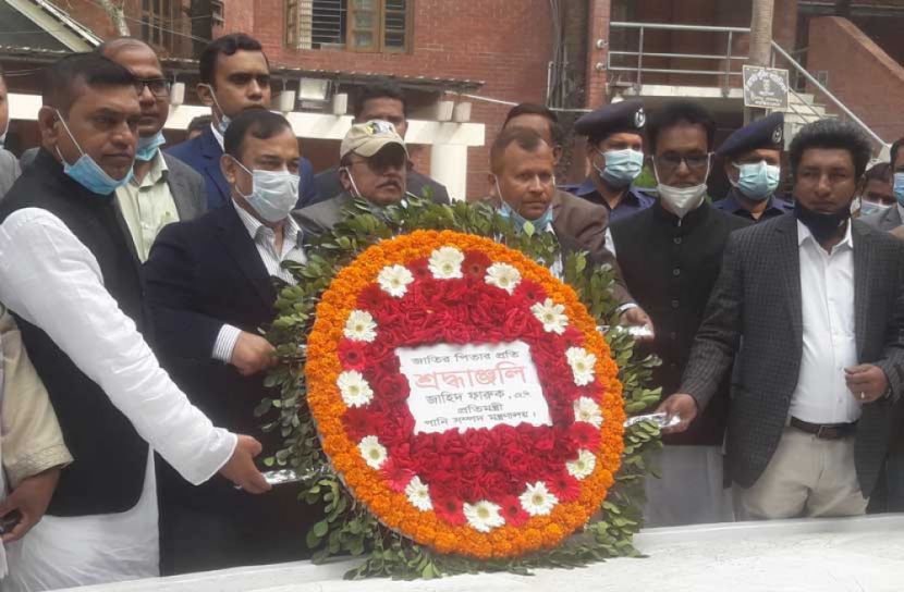 টুঙ্গিপাড়া বঙ্গবন্ধুর সমাধিতে পানি সম্পদ প্রতিমন্ত্রীর শ্রদ্ধা  