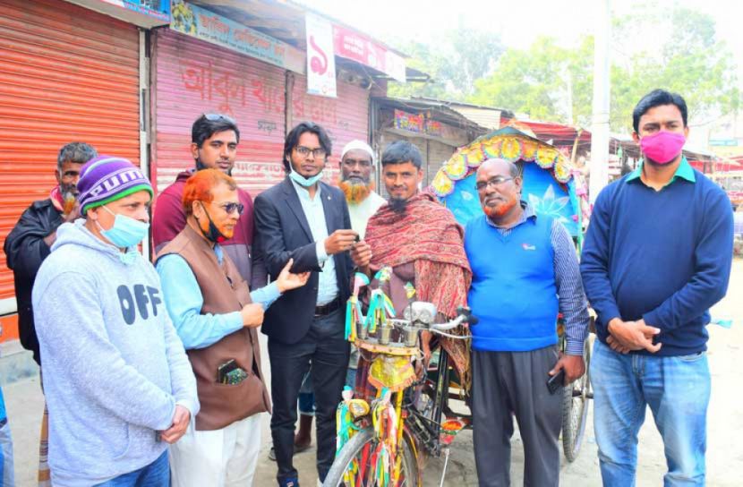 ভোলায় কর্মহীন শামসুদ্দিনকে বিডিসিএফ এর অটো রিক্সা উপহার  