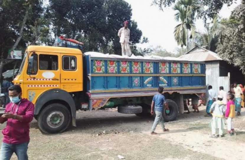 বকশীগঞ্জে কালো বাজারে পাচারকালে ৪০০ বস্তা সার উদ্ধার