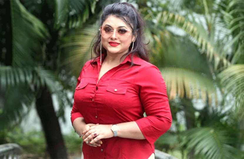 শীতার্তদের পাশে নায়িকা শাহনূর