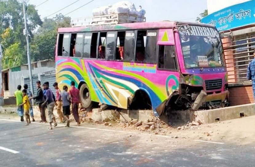 প্রাণে রক্ষা পেল ৩৫ বাসযাত্রী