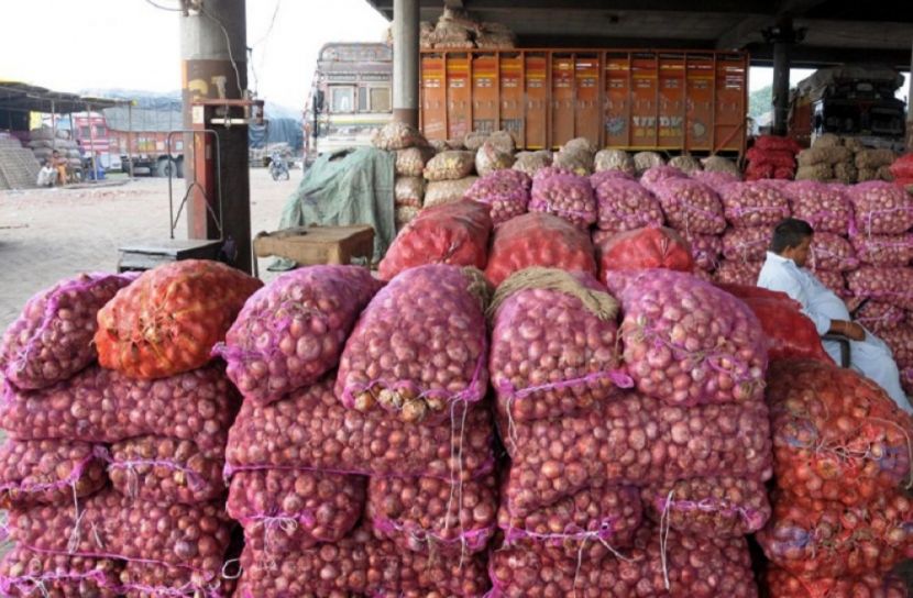 দাম বেশি হওয়ায় ভারত থেকে পেঁয়াজ আমদানি বন্ধ