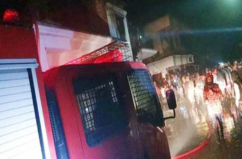 চাঁপাইনবাবগঞ্জে ওষুধের দোকান পুড়ে ছাই