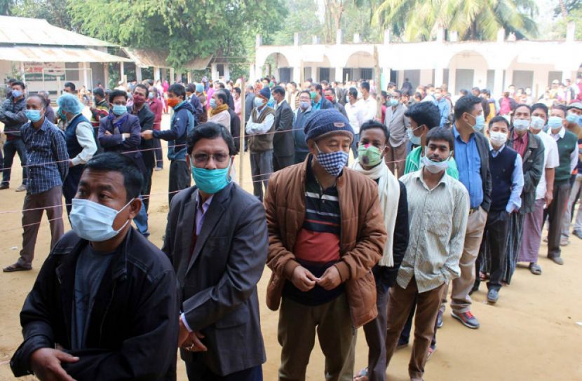 ইভিএমে ভোট দিতে আগ্রহী ভোটারদের সরব উপস্থিতি