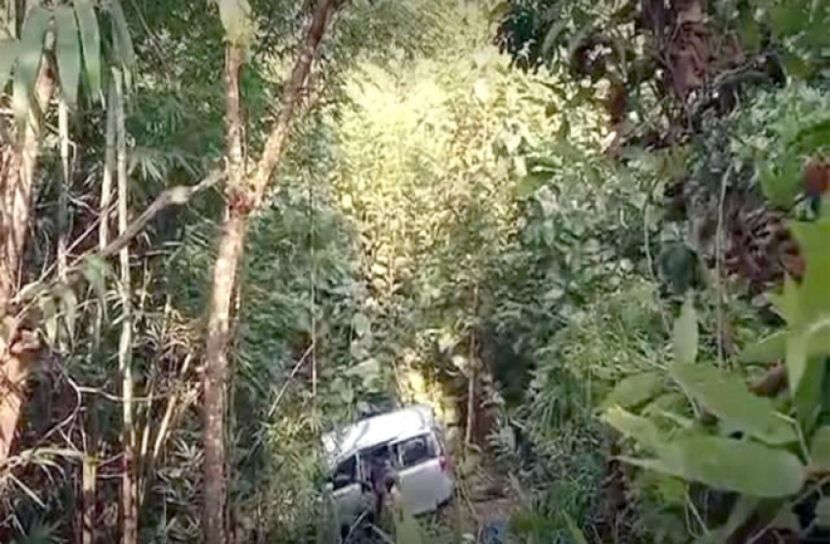 সাজেকে নিয়ন্ত্রণ হারিয়ে গাড়ি খাদে, আহত ৭