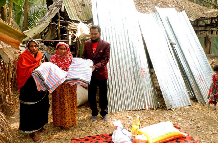বৃদ্ধা রাহিমার বাড়িতে সাহায্য নিয়ে হাজির ছবির হোসেন