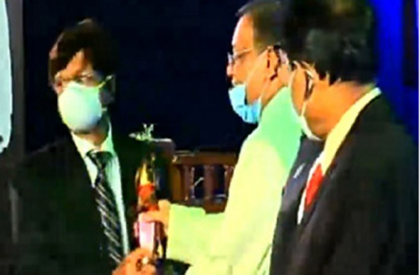 বিজয়ীদের হাতে জাতীয় চলচ্চিত্র পুরস্কার 