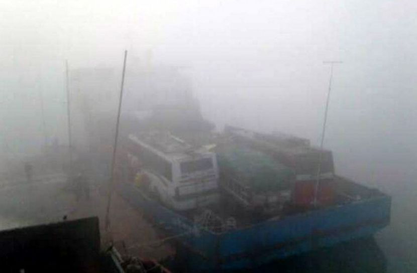 ঘন কুয়াশায় পাটুরিয়া-দৌলতদিয়া ফেরি চলাচল বন্ধ