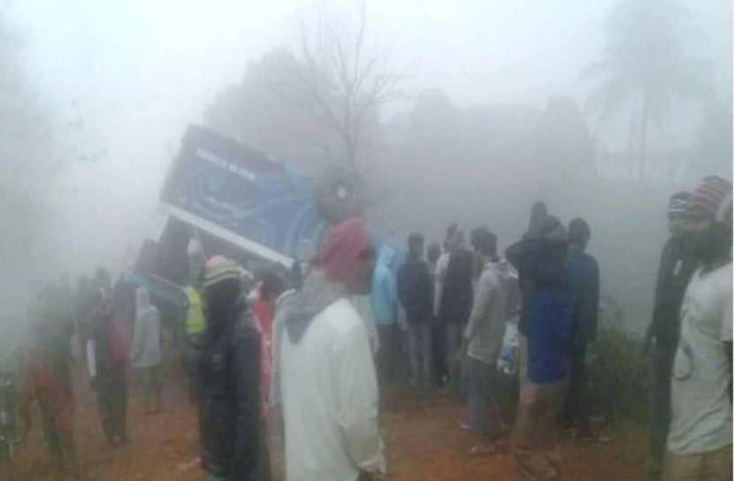 ঘন কুয়াশা : মানিকগঞ্জে বাস উল্টে আহত ২০