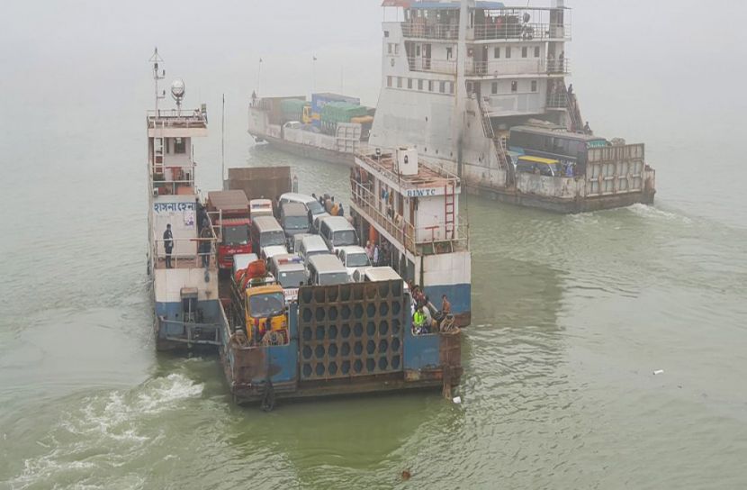দশ ঘণ্টা পর পাটুরিয়া-দৌলতদিয়ায় ফেরি চলাচল শুরু