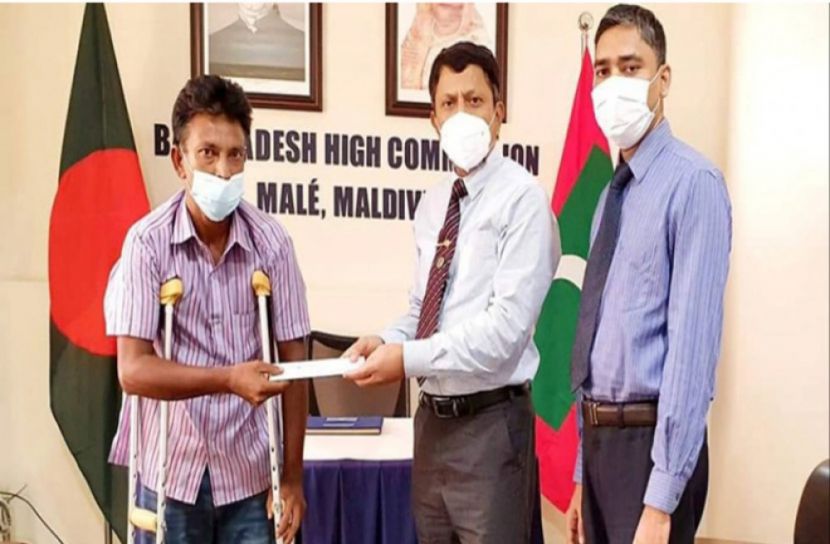 মালদ্বীপে অসুস্থ বাংলাদেশিকে বিমান টিকিট হস্তান্তর