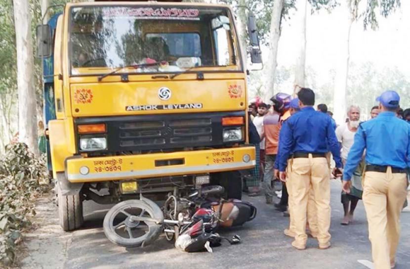 বেপরোয়া ট্রাক কেড়ে নিলো দুই পুলিশ সদস্যের প্রাণ