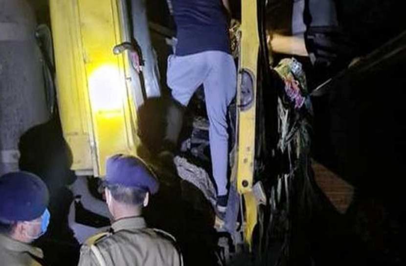 ট্রাক চাপায় ১৫ ঘুমন্ত শ্রমিক নিহত