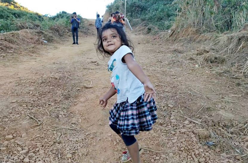 পায়ে হেঁটে ১৬৬০ ফুট উচ্চতার পাহাড়ে উঠল ৩ বছরের জারা