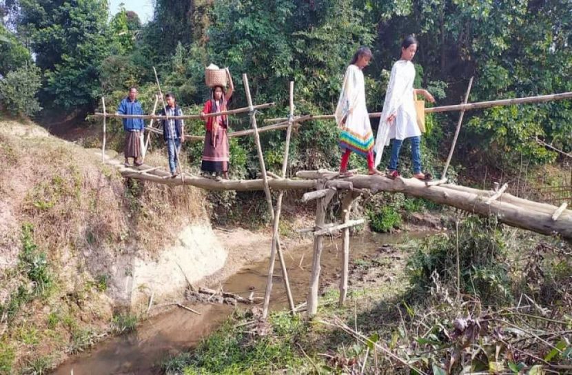 ঝুঁকি নিয়ে হাজারো মানুষের সাঁকো পারাপার