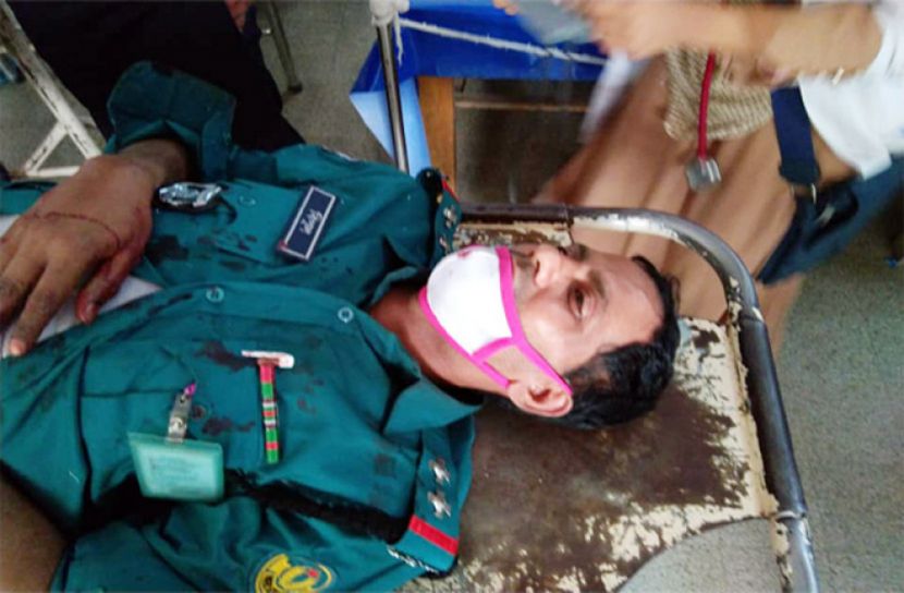 রাজশাহী নগরীতে ট্রাফিক সার্জেন্টকে পিটিয়ে জখম 
