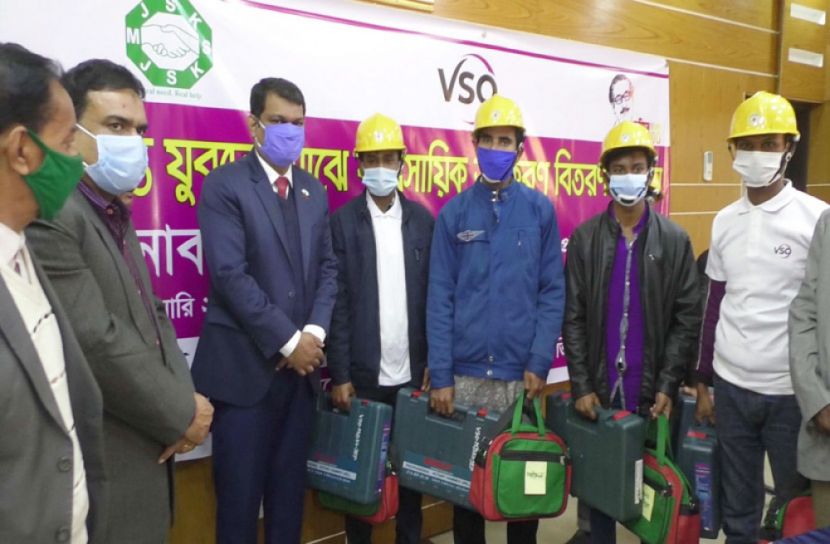 রংপুরে ৩০৬ যুবক-যুবতীকে ব্যবসায়িক উপকরণ বিতরণ