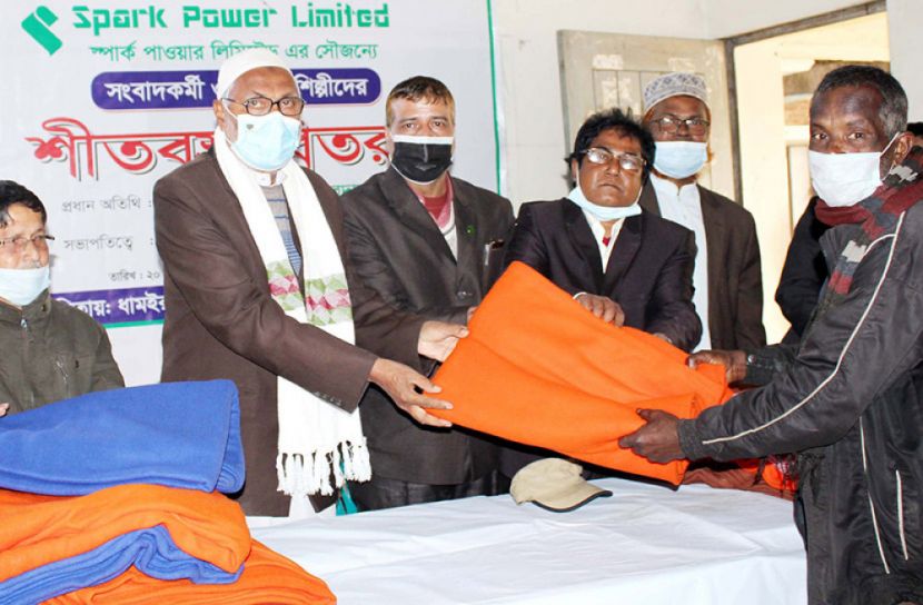 ধামইরহাটে শীতবস্ত্র বিতরণ