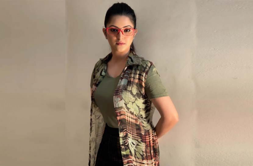 নিজের ডিজাইন করা জামা পরলেন পরী