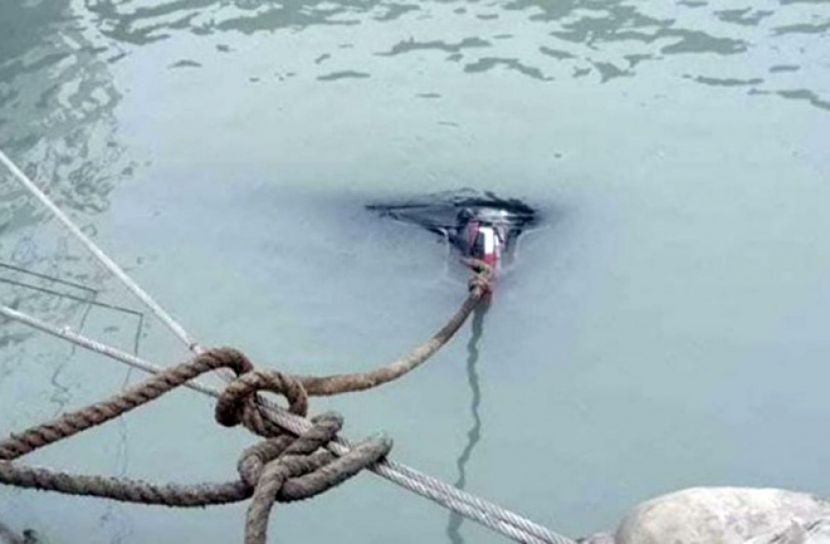 ফেরিতে উঠতে গিয়ে মাইক্রোবাস নদীতে