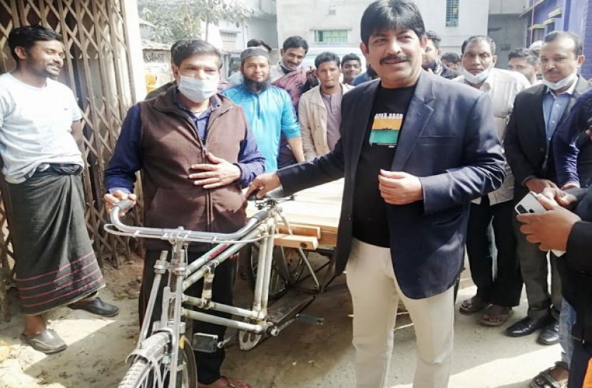 সোস্যাল মিডিয়ার কল্যাণে পলো সাহা পেল ভ্যানগাড়ি উপহার