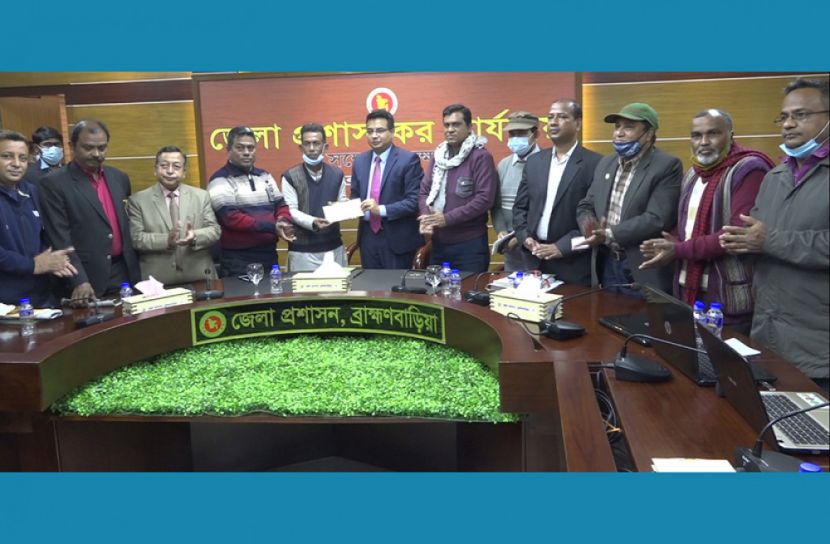 লেখক ইকবালের পাশে দাঁড়ালেন জেলা প্রশাসক