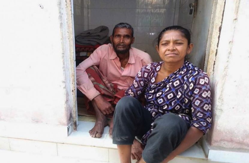 গণশৌচাগারে বসবাস দম্পতির! 