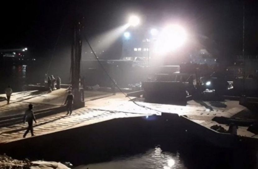 ঘন কুয়াশায় ভোগান্তি বাড়ছে পাটুরিয়া-দৌলতদিয়া নৌরুটে