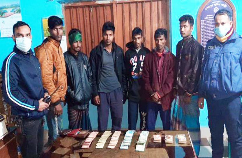 মৌলভীবাজারে টাকাসহ ৫ জুয়ারিকে আটক 