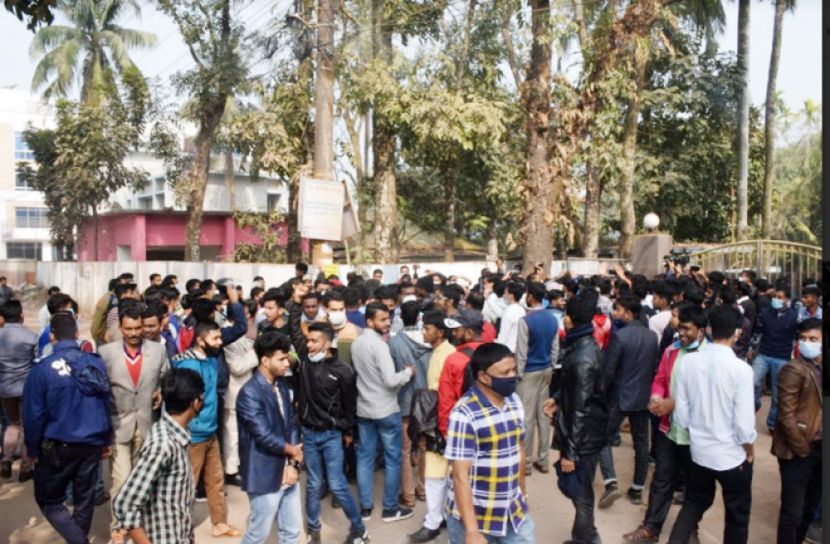 ভোলায় নিয়োগ পরীক্ষা স্থগিতে পরীক্ষার্থীদের বিক্ষোভ