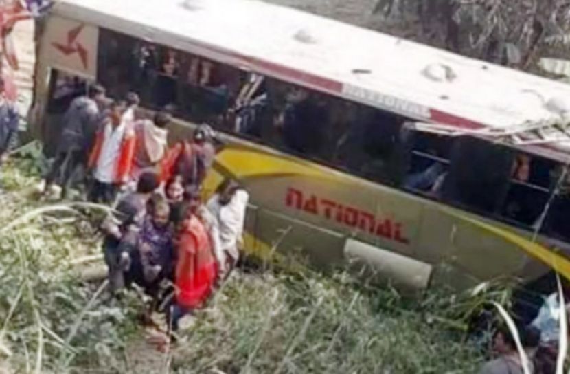 বোয়ালমারীতে বাস-মাইক্রোবাসের সংঘর্ষে আহত ৫০