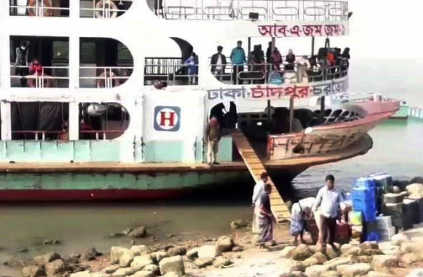 পন্টুন নেই হাইমচরের চার লঞ্চঘাটে, দুর্ভোগে যাত্রীরা 