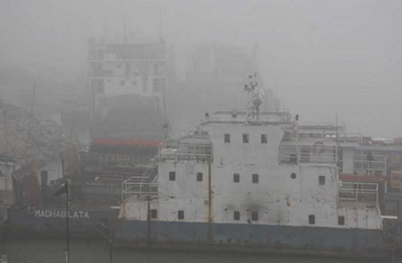 শিমুলিয়া-বাংলাবাজার রুটে নৌযান বন্ধ, মাঝ নদীতে আটকা ৫ ফেরি