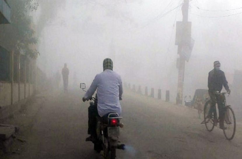 সিরাজগঞ্জে শীত ঘন কুয়াশায় জনজীবন বিপর্যস্ত