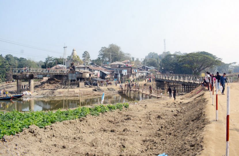 রাঙামাটি-খাগড়াছড়ি সড়কে সেনাবাহিনীর বিকল্প সেতু তৈরি 