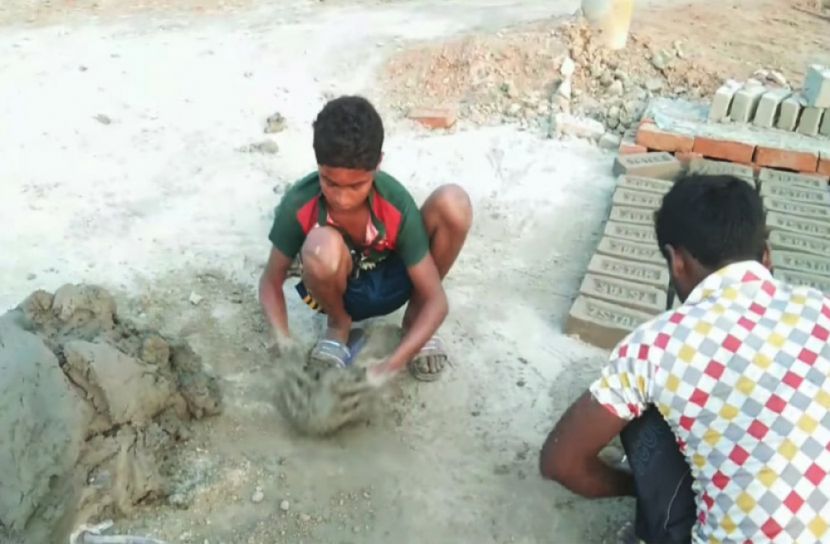 ইটভাটাগুলোতে চাপা পড়ছে শিশুর ‘রঙিন’ ভবিষ্যৎ