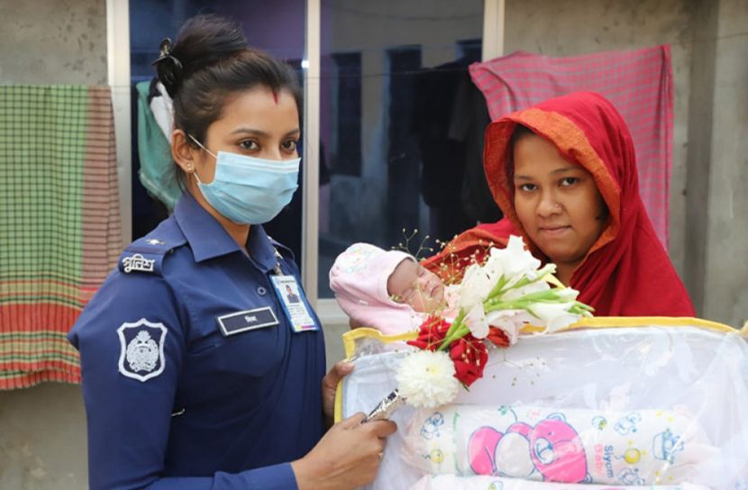 চুয়াডাঙ্গায় কন্যা সন্তান জন্ম দিলেই পুলিশ সুপারের উপহার