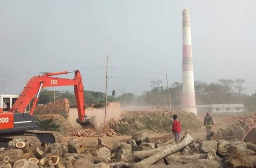 বরিশালে পরিবেশ অধিদপ্তর গুড়িয়ে দিয়েছে চারটি অবৈধ ইটভাটা