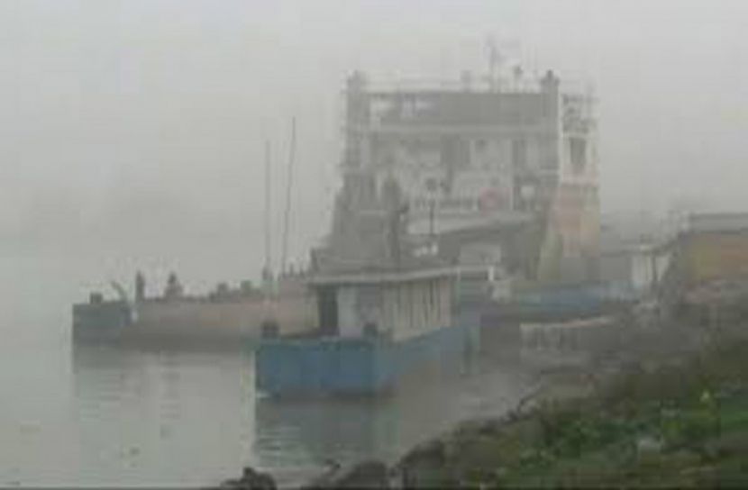 ঘন কুয়াশায় বাংলাবাজার-শিমুলিয়া রুটে ফেরি চলাচল বন্ধ
