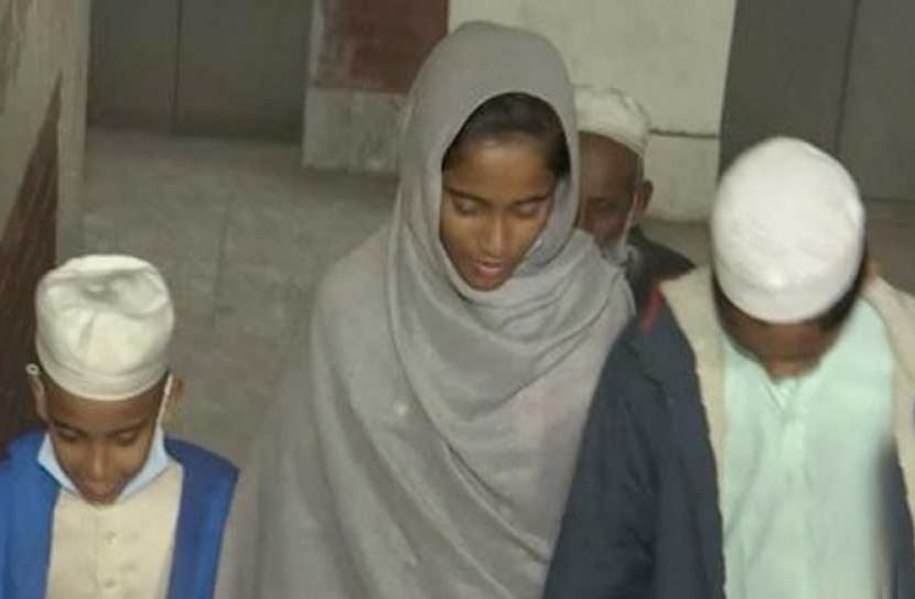 বাবার মুক্তির জন্য আদালতে ৩ শিশু