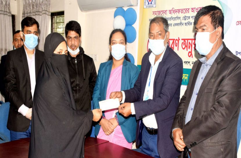 নরসিংদীতে ১৬ ক্যান্সার রোগী পেল অনুদানের চেক