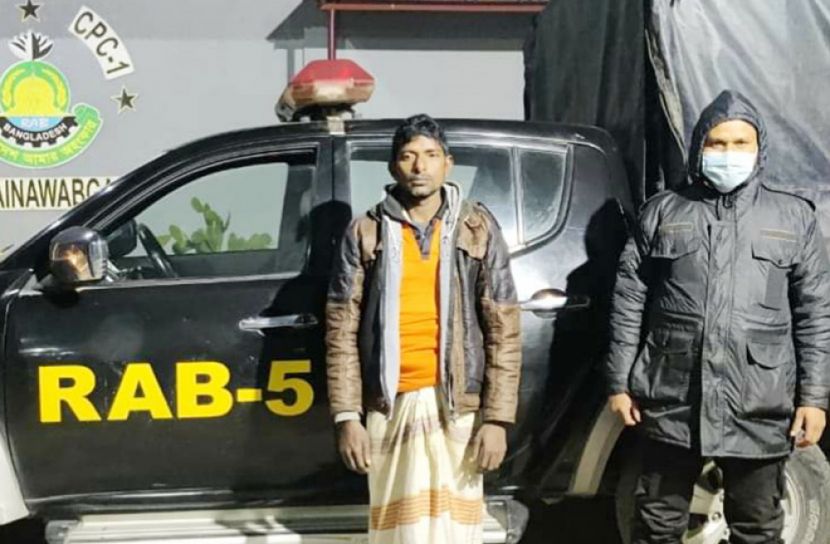 সীমান্তে বিদেশি পিস্তল-ম্যাগজিনসহ অস্ত্র ব্যবসায়ী আটক